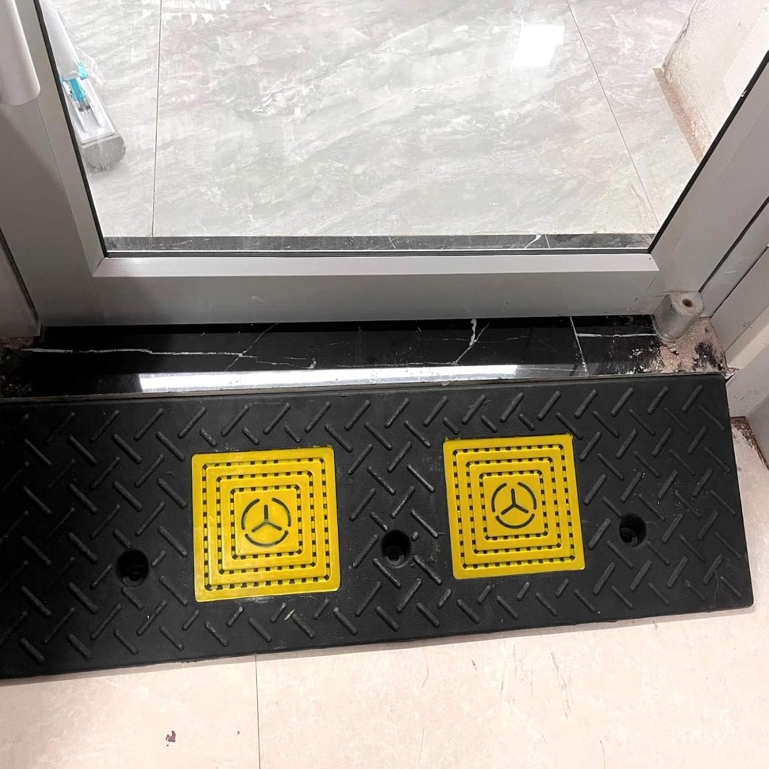 Rubber Kerb Ramp Sidewalk Curb Ramp Door Step Ramp Portable Heavy Duty Threshold Ramp for Cars Truck Bikes Motorcycles Wheelchair 1 Pack(1.6'/4 cm Rise)