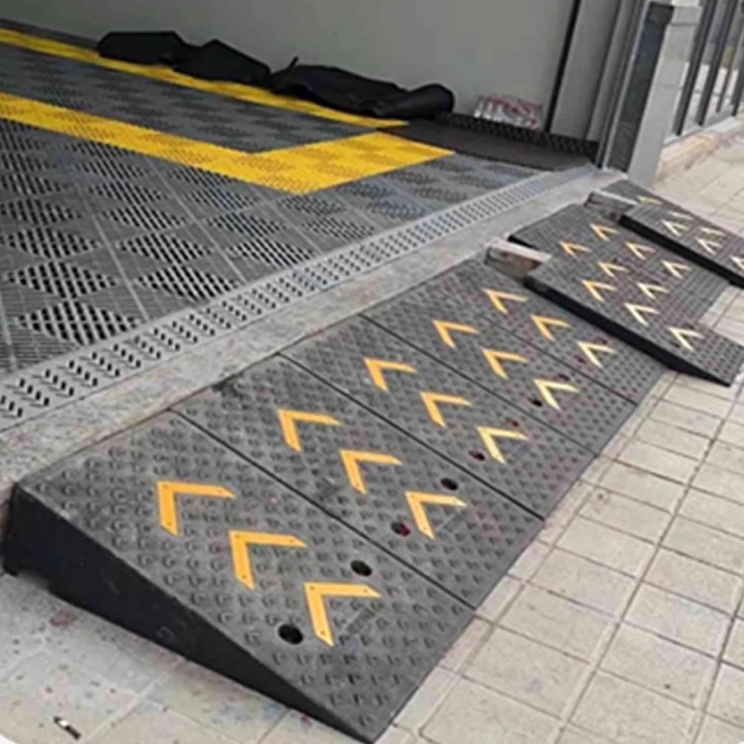 Heavy Duty Threshold Ramps，Heigh Door StepRamp ，Curb Ramp for Cars，Screw Fixation, Stable Load-Bearing, Non-Slip Texture, Suitable for Multiple Scenarios(100 * 60 * 16cm/39.4 * 23.6 * 6.3in)