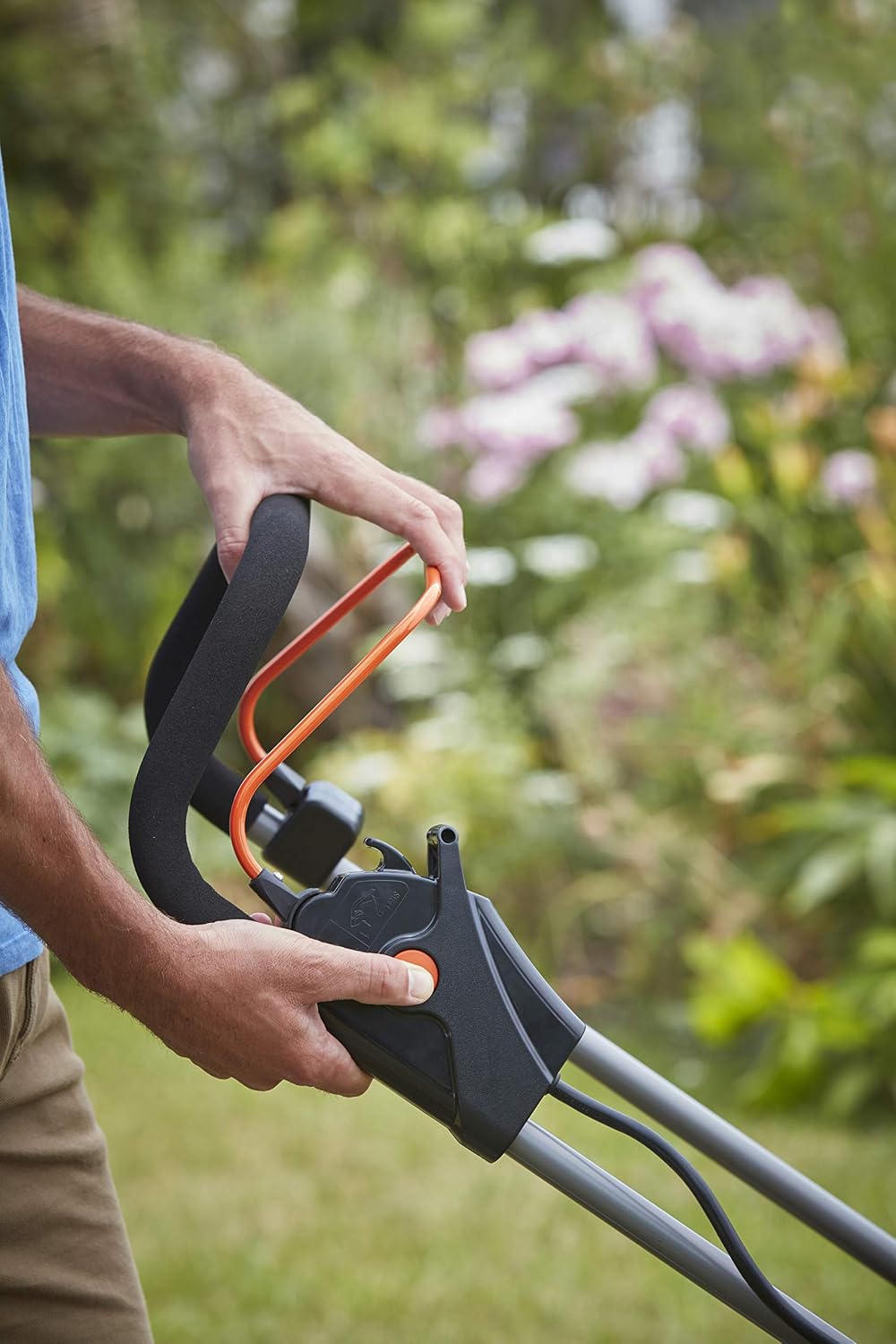 BLACK+DECKER 18 V Battery Lawn Mower (36 V with Two 18 V 2.5 Ah Batteries Supplied) - 33 cm Bull - Adjustable Cutting Height - Basket 35 Litres BCMW3318L2-QW
