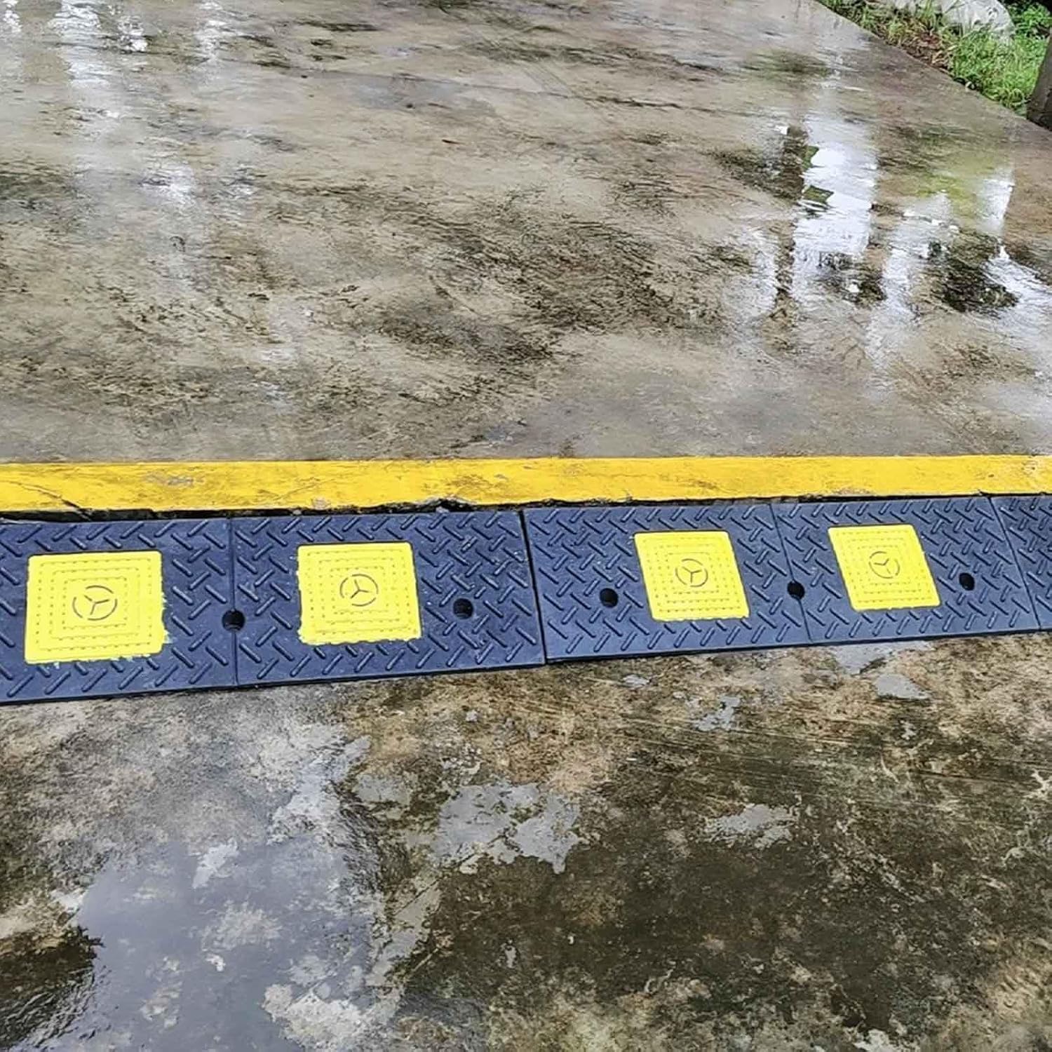 Rubber Kerb Ramp Sidewalk Curb Ramp Door Step Ramp Portable Heavy Duty Threshold Ramp for Cars Truck Bikes Motorcycles Wheelchair 1 Pack(1.6'/4 cm Rise)