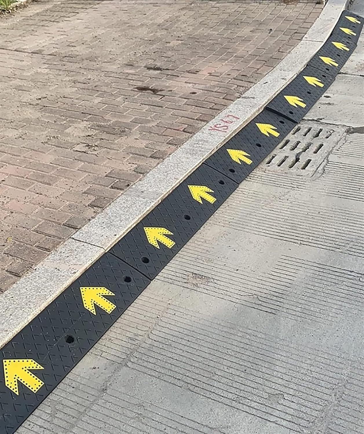 GUENZO Threshold Ramp, 2/3 / 4/5 / 6in Rise Driveway Ramp with Arrow Pattern, Heavy Duty Rubber Threshold Ramp for Wheelchair Trucks Vans RV, Easy to Install(4cm (1 5/8in) Rise)