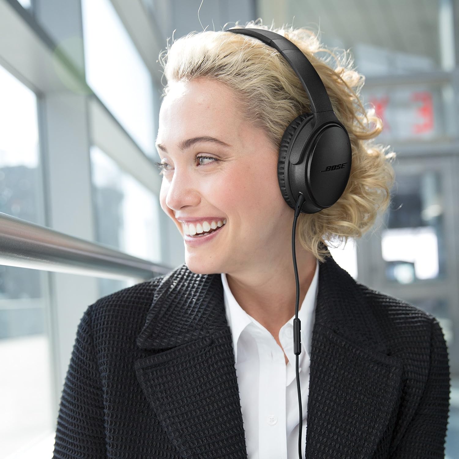 Bose QuietComfort 25 Acoustic Noise Cancelling Headphones for Apple Devices, Triple Black (wired, 3.5mm) (Renewed)