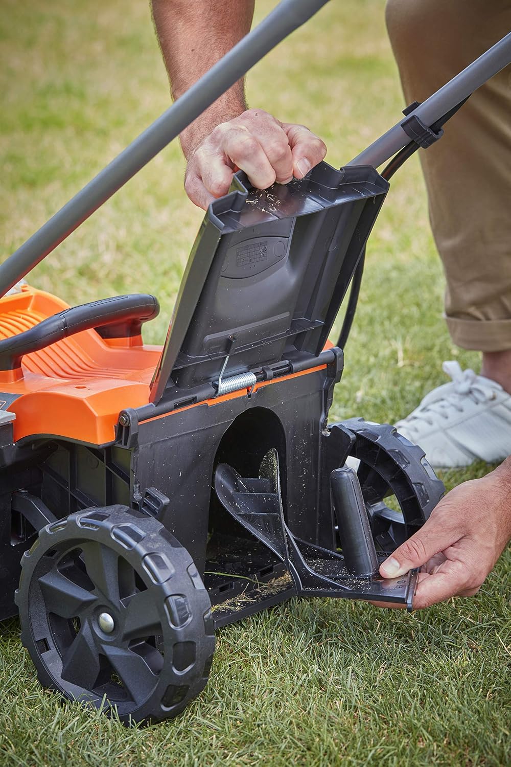 BLACK+DECKER 18 V Battery Lawn Mower (36 V with Two 18 V 2.5 Ah Batteries Supplied) - 33 cm Bull - Adjustable Cutting Height - Basket 35 Litres BCMW3318L2-QW