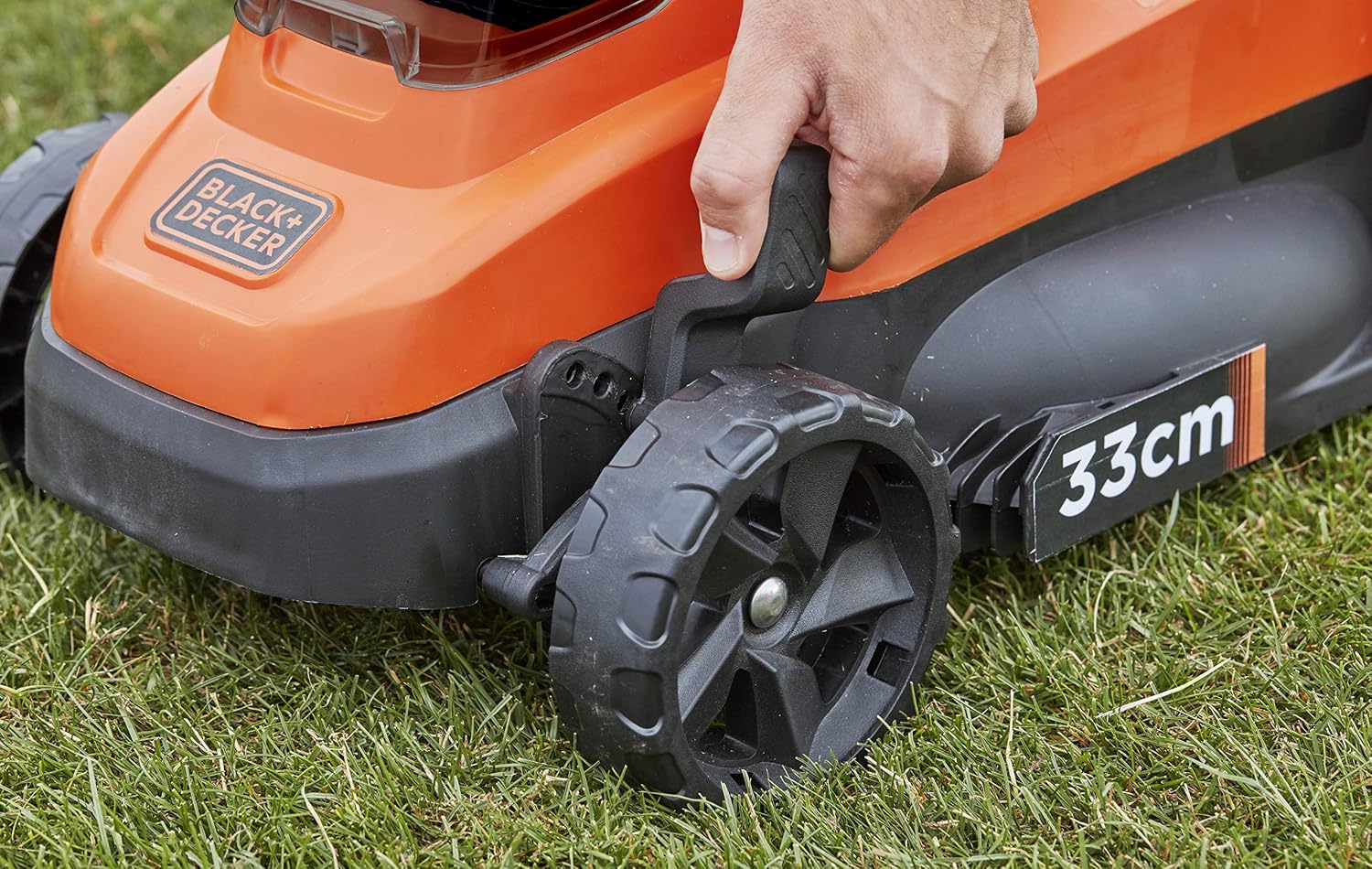 BLACK+DECKER 18 V Battery Lawn Mower (36 V with Two 18 V 2.5 Ah Batteries Supplied) - 33 cm Bull - Adjustable Cutting Height - Basket 35 Litres BCMW3318L2-QW