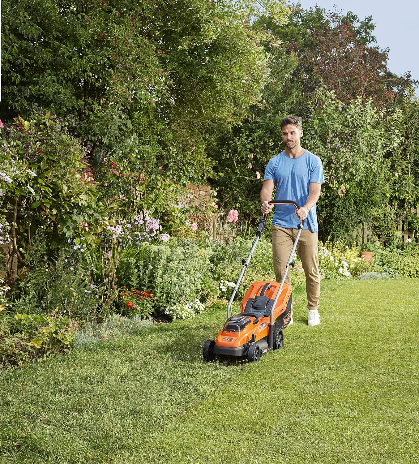 BLACK+DECKER 18 V Battery Lawn Mower (36 V with Two 18 V 2.5 Ah Batteries Supplied) - 33 cm Bull - Adjustable Cutting Height - Basket 35 Litres BCMW3318L2-QW